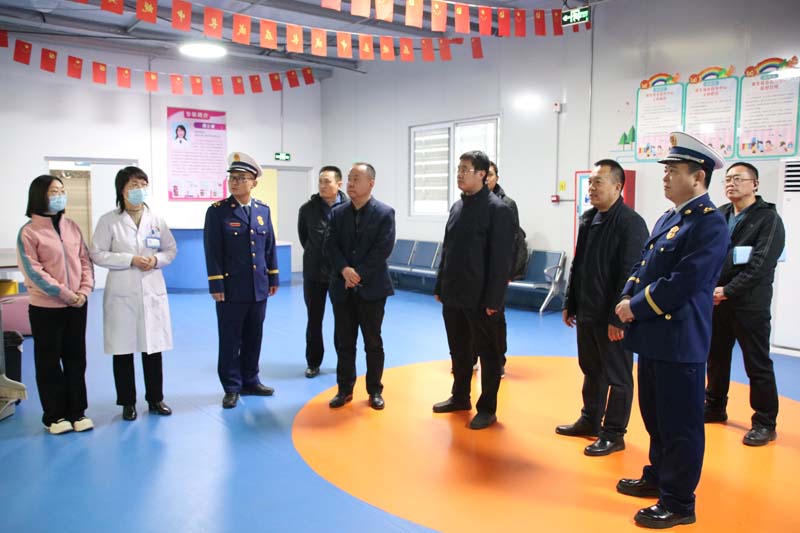 2024年1月31日下午，臨沂高新區(qū)黨工委委員、管委會副主任馬騰飛（右四），應(yīng)急局黨組書記、局長吳蘭廣（左四），消防大隊政治教導(dǎo)員高以磊（左三）一行蒞臨兒童早期發(fā)展部指導(dǎo)工作.jpg