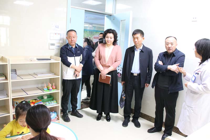 2024年4月23日，省紀(jì)委監(jiān)委派駐莒南縣洙邊鎮(zhèn)第一書(shū)記、省紀(jì)委監(jiān)委駐省工業(yè)和信息化廳紀(jì)檢監(jiān)察組副組長(zhǎng)、一級(jí)調(diào)研員孫寬亮（右三），莒南縣洙邊鎮(zhèn)衛(wèi)生院院長(zhǎng)羅永桂（右二）等一行蒞臨兒童早期發(fā)展部參觀指導(dǎo)工作.jpg