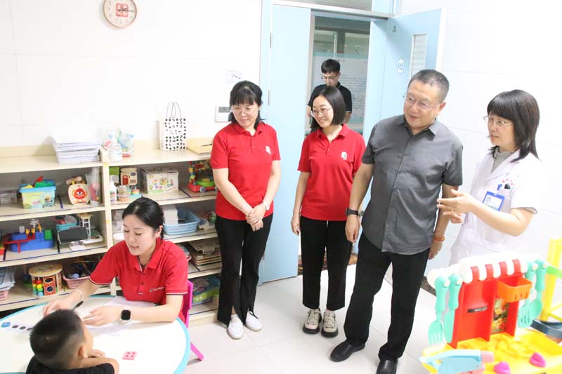 2024年6月14日，山東省衛(wèi)生經(jīng)濟(jì)協(xié)會會長，山東省醫(yī)學(xué)會副會長，山東省衛(wèi)生健康委員會二級巡視員、醫(yī)療管理服務(wù)中心原黨委書記、主任王愛杰（右二）蒞臨兒童早期發(fā)展部參觀指導(dǎo)工作.jpg