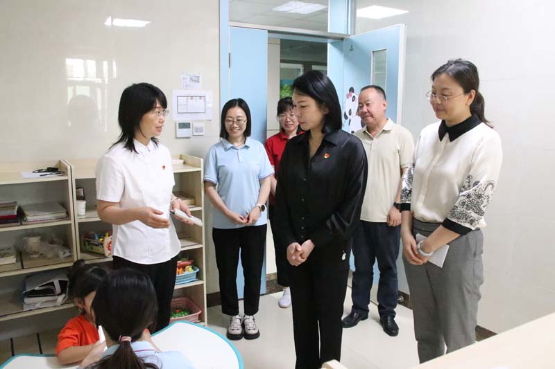 2024年6月26日，高新區(qū)黨工委副書記、管委會(huì)副主任劉春晨（前中）在院長丁育紅的陪同下蒞臨兒童早期發(fā)展部參觀指導(dǎo)工作.jpg